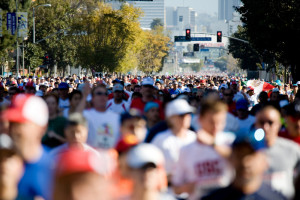a crowd of people in a marathon